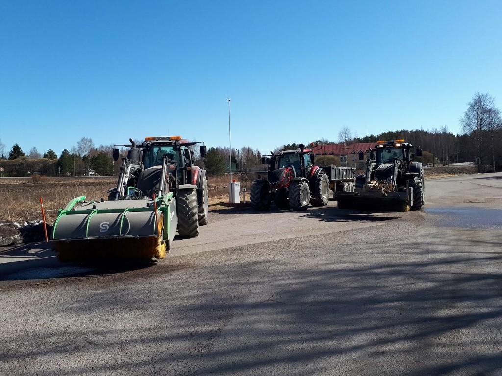 Traktorit ja työkoneet asfaltilla